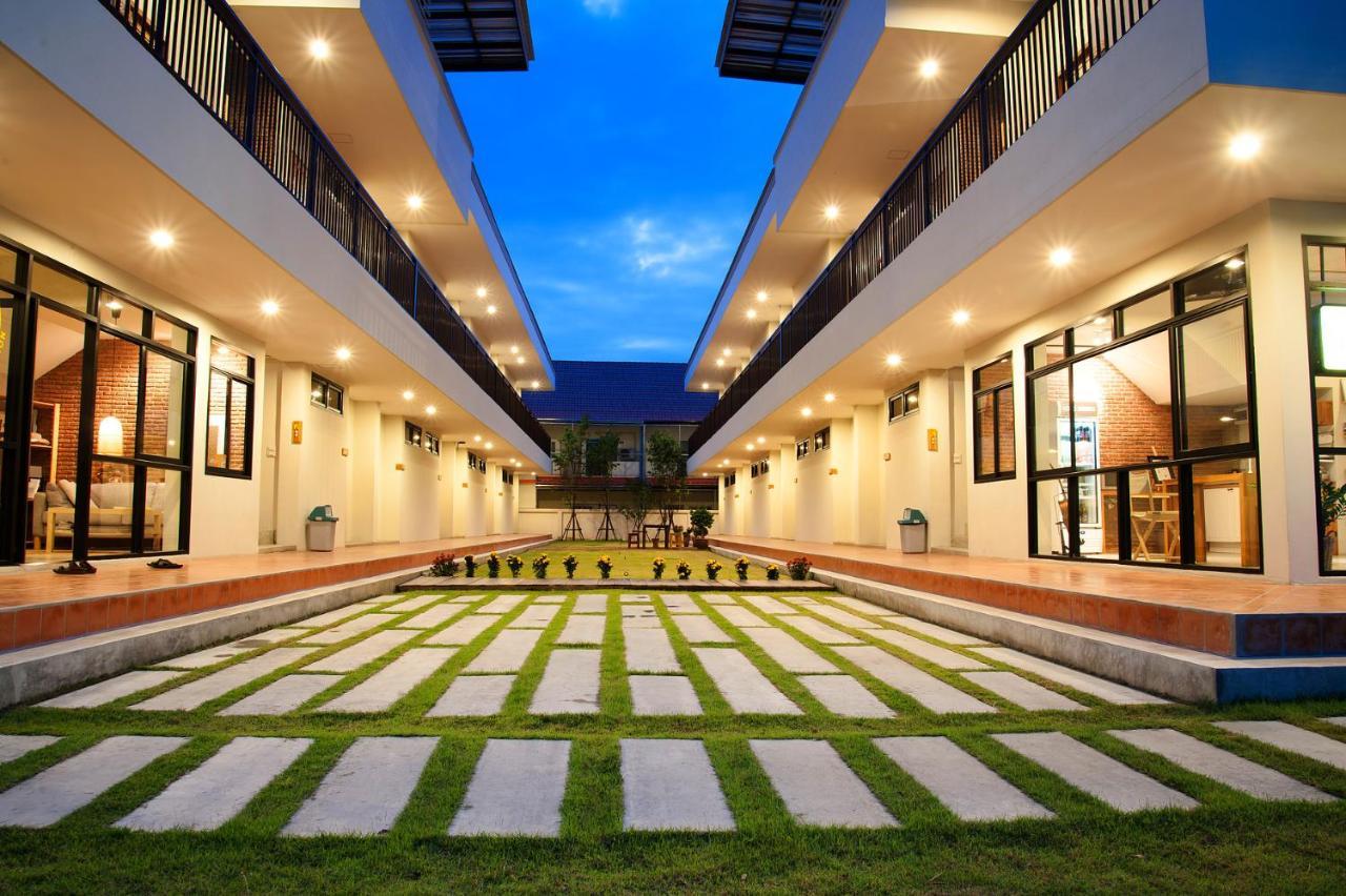Yellow Moon Hotel Pattaya Exterior photo