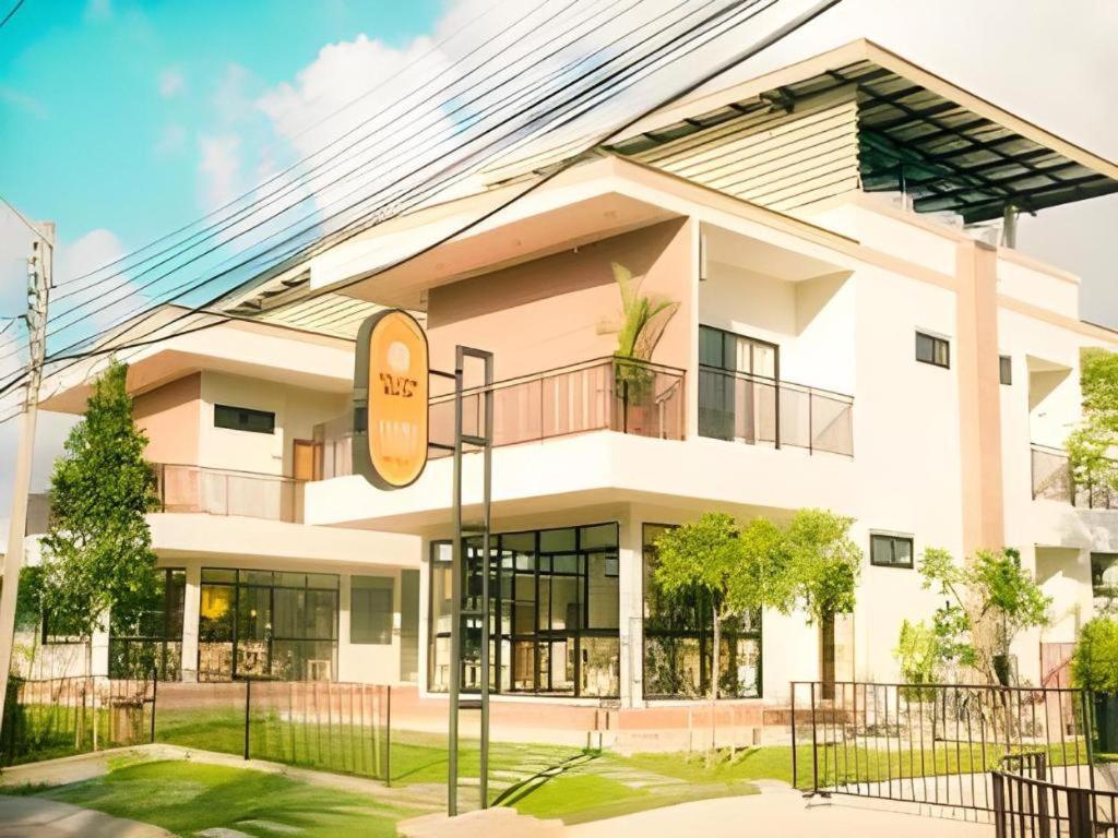 Yellow Moon Hotel Pattaya Exterior photo